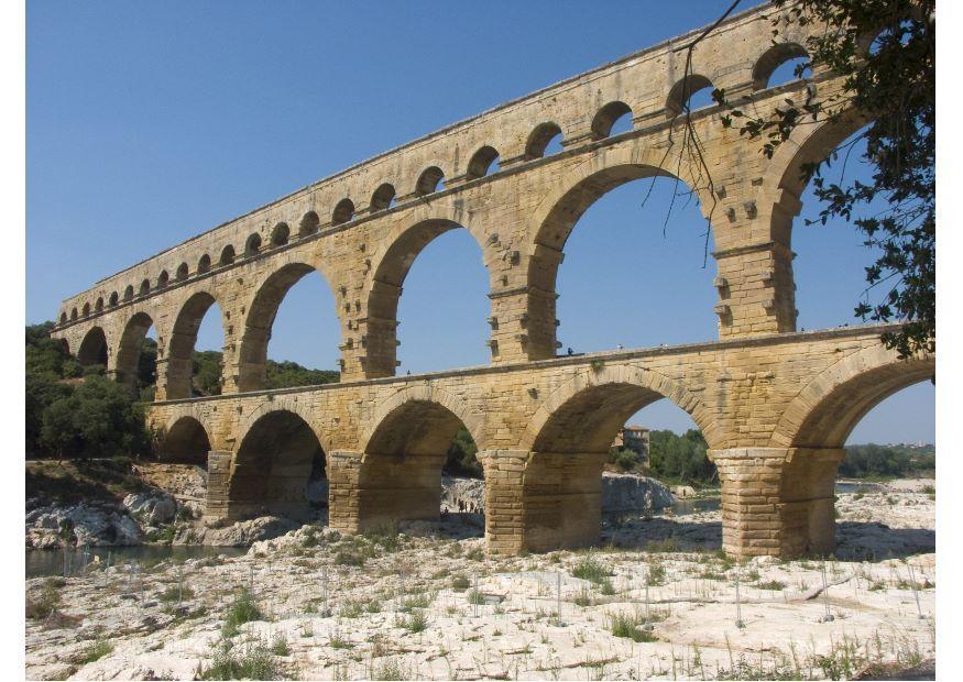 Foto acquadotto romano a nimes, francia