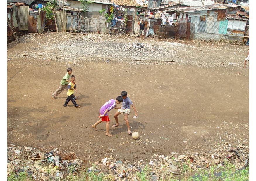 Foto giocare a calcio a giacarta