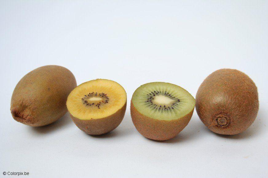 Foto kiwi gialli e kiwi verdi