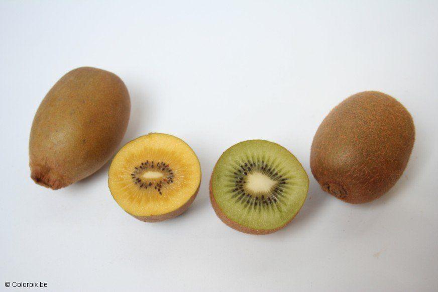 Foto kiwi gialli e kiwi verdi