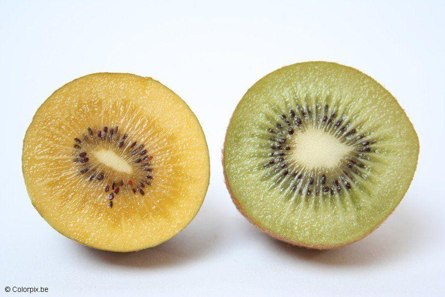 Foto kiwi giallo e kiwi verde