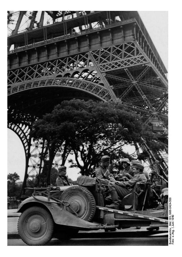 Foto soldati sotto la torre eiffel