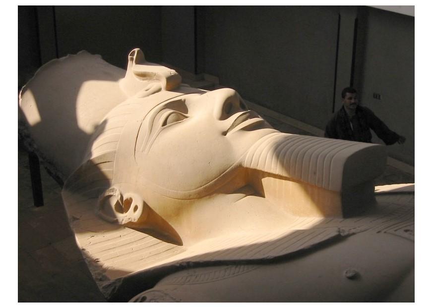 Foto statua gigante di ramses ii