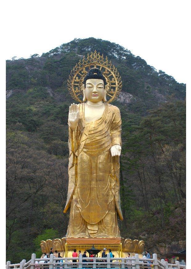 Foto statua maitreya in oro