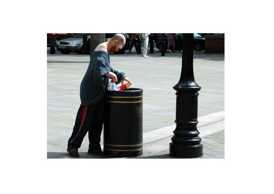 Foto uomo che cerca da mangiare a londra